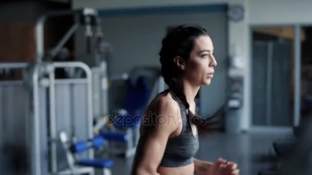 Frau trainiert auf Laufband - Filmmaterial, Video