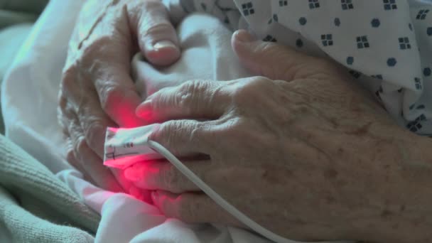 Detail van een bejaarde dames hads in ziekenhuis - Video