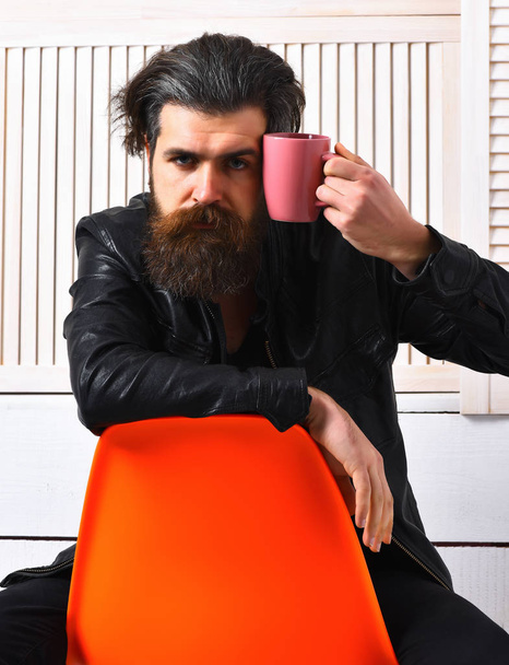 Brutal caucasian hipster holding cup or mug - Fotoğraf, Görsel