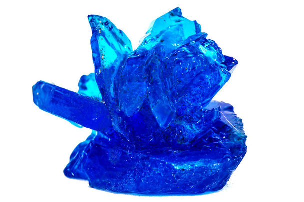 Kék kristályok a vitriol, réz-szulfát, elszigetelt fehér fonákkal - Fotó, kép