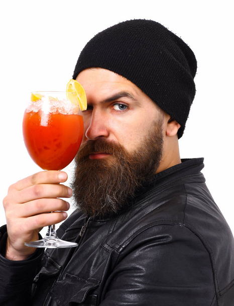 Brutal caucasian hipster holding alcoholic beverage or fresh cocktail - Valokuva, kuva