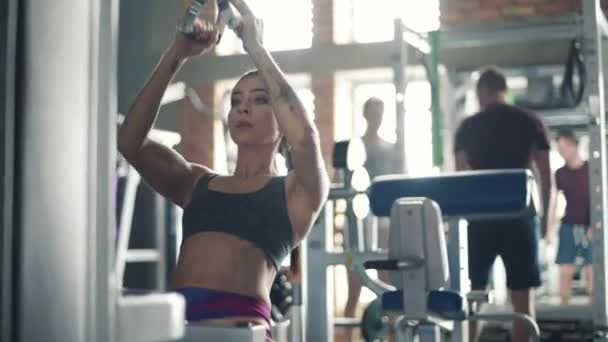  entraînement femme sur machine d'exercice à la salle de gym
 - Séquence, vidéo