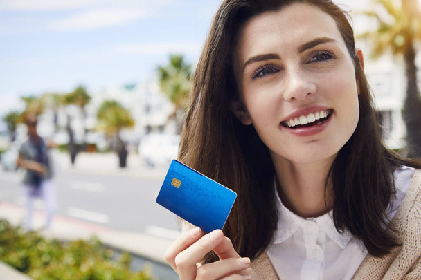 Woman holding credit card - Foto, afbeelding