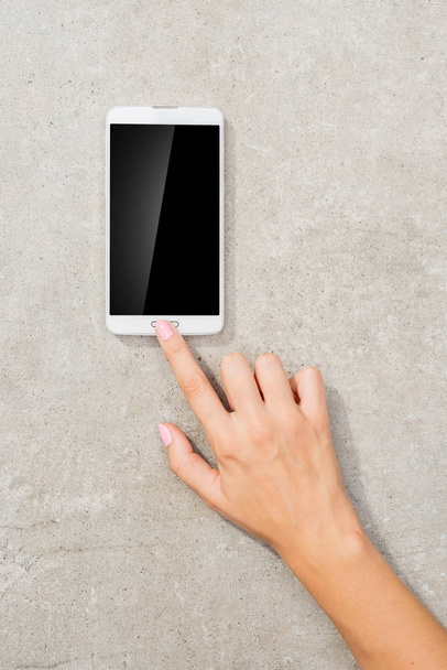 Mão feminina usando telefone inteligente branco
 - Foto, Imagem