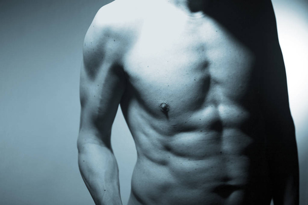 Nahá svalnatý fit nahý muž - Fotografie, Obrázek