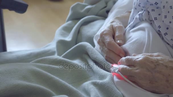 Pan de sommeil femmes âgées mains dans la facilité
 - Séquence, vidéo