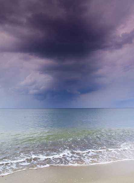 Cielo tormentoso y mar pacífico
 - Foto, Imagen