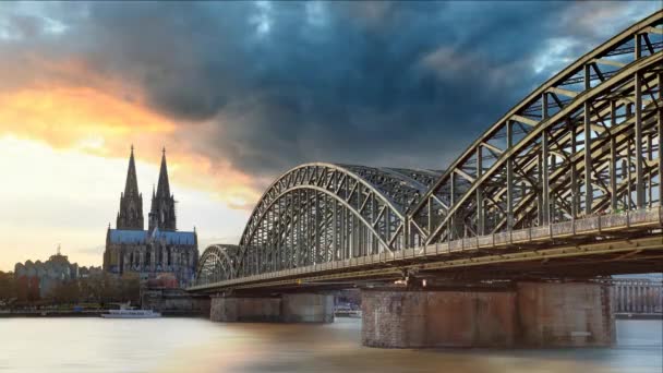 Dom van Keulen en Hohenzollern brug bij zonsondergang, time-lapse - Video
