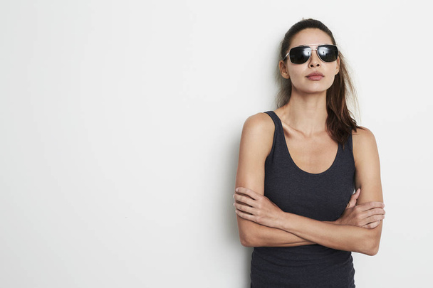 Brunette woman in vest and shades - Foto, Bild