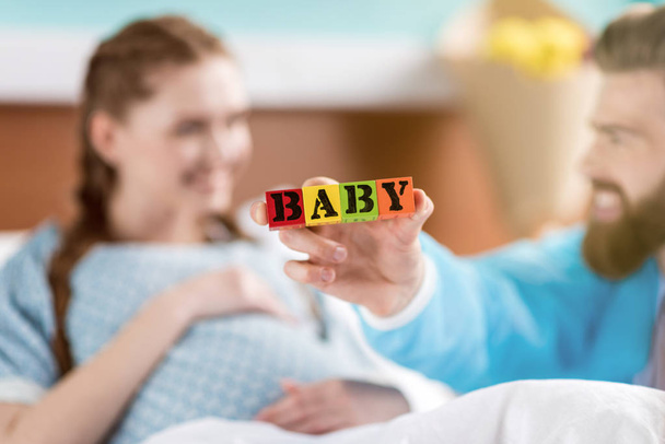 単語の赤ちゃんを持つ男  - 写真・画像