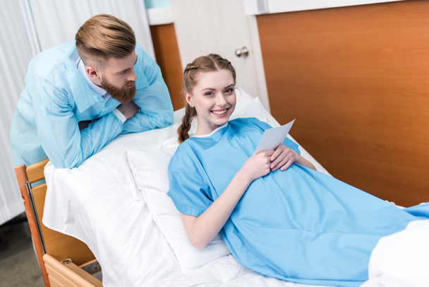 pregnant woman holding sonogram - Zdjęcie, obraz