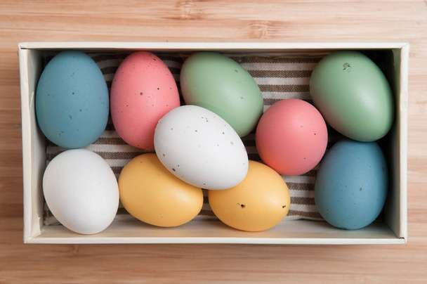 Πασχαλινά αυγά, πολύχρωμα αυγά σε κουτί δώρου - Φωτογραφία, εικόνα