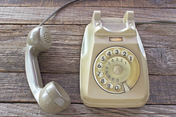 viejo teléfono sobre fondo de madera - Foto, Imagen