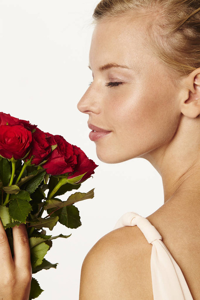 Woman holding red roses - Foto, afbeelding