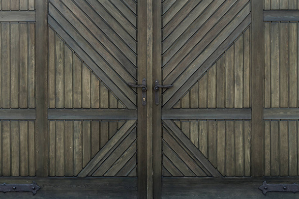 iso puinen ovi rauta kahvat
 - Valokuva, kuva