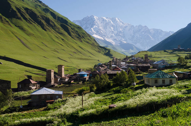 Uitzicht op de hoge berg dorp van Ushguli in Svaneti (Georgia) - Foto, afbeelding