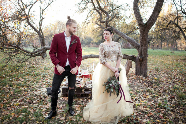 bride couple at autumn park - Foto, Imagen