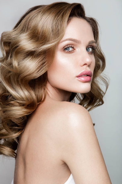 Beauty portrait of model with natural make-up - Foto, Imagen