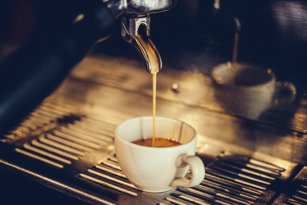 Coffee pouring into a cup - Foto, afbeelding