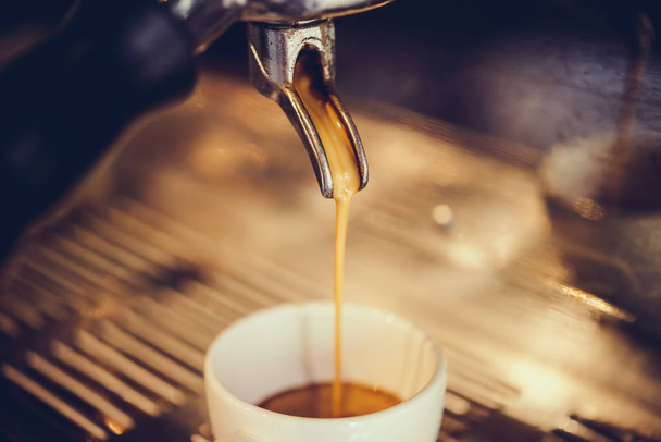 Koffie gieten in een kopje - Foto, afbeelding