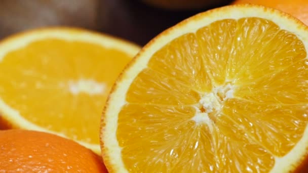 sappig, geel gesneden sinaasappelen - Video