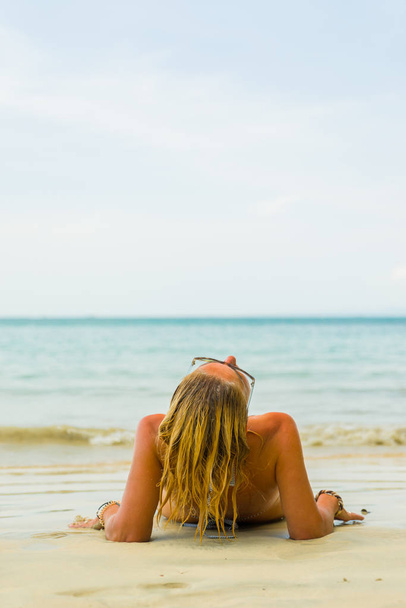 Woman on the Thai beach of Railay in Krabi - Fotoğraf, Görsel