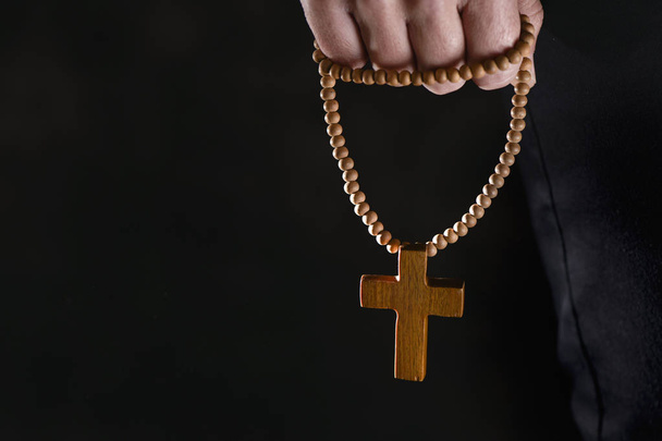 joven con un rosario en la mano
 - Foto, imagen