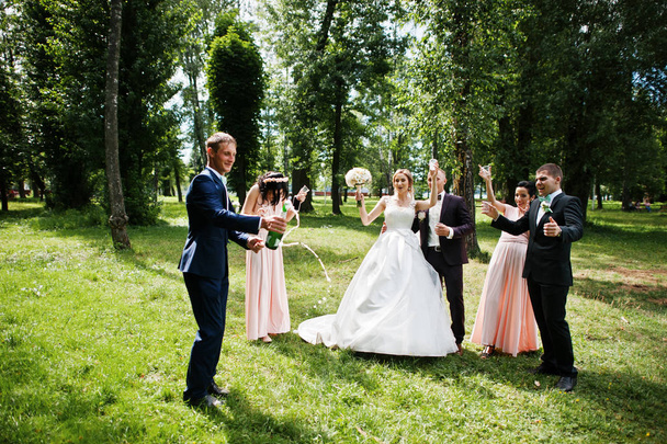 Fashionable wedding couple with bridesmaids and best mans with e - Zdjęcie, obraz
