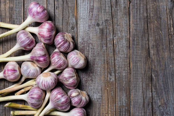 Fresh garlic on wooden table - Foto, imagen