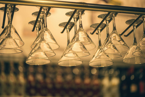 Taças de champanhe pendura acima do balcão do bar no bar
.  - Foto, Imagem
