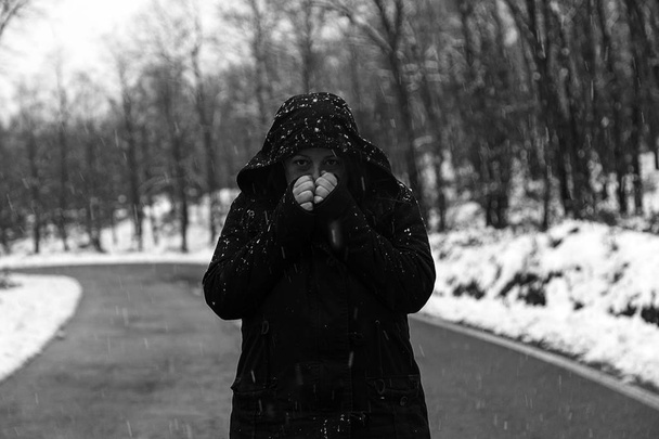 Mujer congelada nevando
 - Foto, imagen