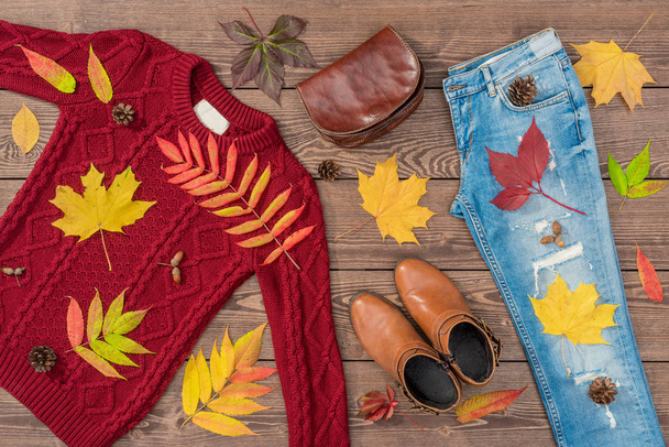 Women's autumn outfit on wooden background - Foto, afbeelding