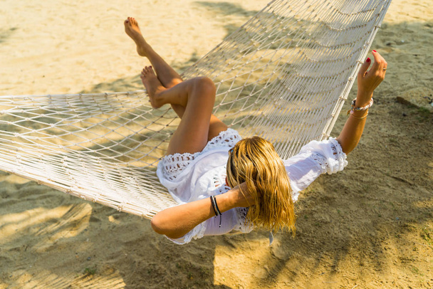 Woman relaxing at the beach - Fotoğraf, Görsel