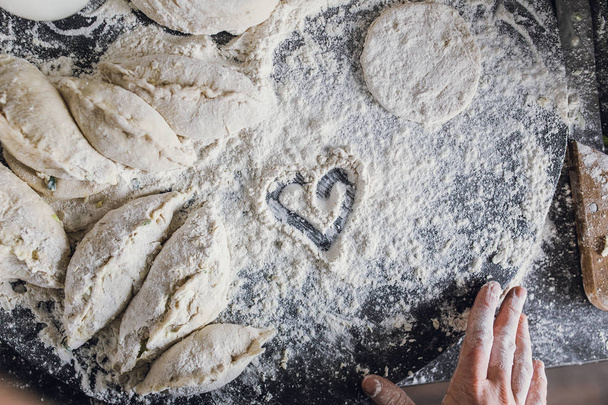 raw pies and flour - Fotografie, Obrázek