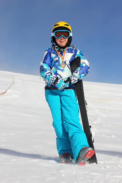 dziewczyna z narciarskich na śniegu - Zdjęcie, obraz