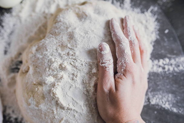 raw dough and hand - Fotografie, Obrázek
