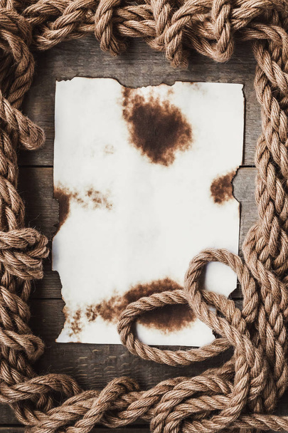 Aged sheet of paper and rope - Foto, imagen