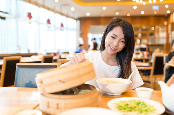 Mujer disfrutar de la comida en el restaurante chino
 - Foto, Imagen