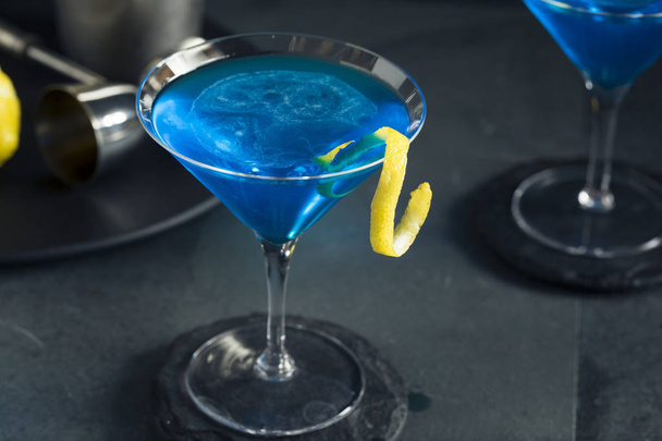 Refreshing Blue Martini Cocktail - Fotoğraf, Görsel