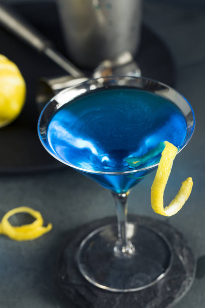 Refreshing Blue Martini Cocktail - Foto, Imagen