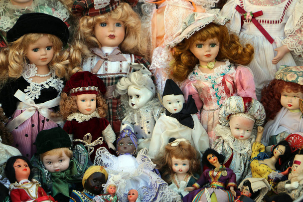 古いもの、ガレージ セールの市場でさまざまな古い人形の束 - 写真・画像