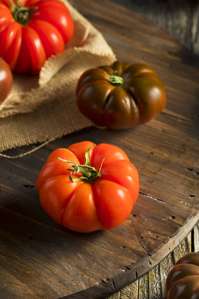 Raw Organic Red and Brown Heirloom Tomatoes - Foto, Bild