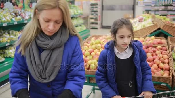 The daughter and her mother are shopping at the supermarket. Little assistant mistress - Záběry, video