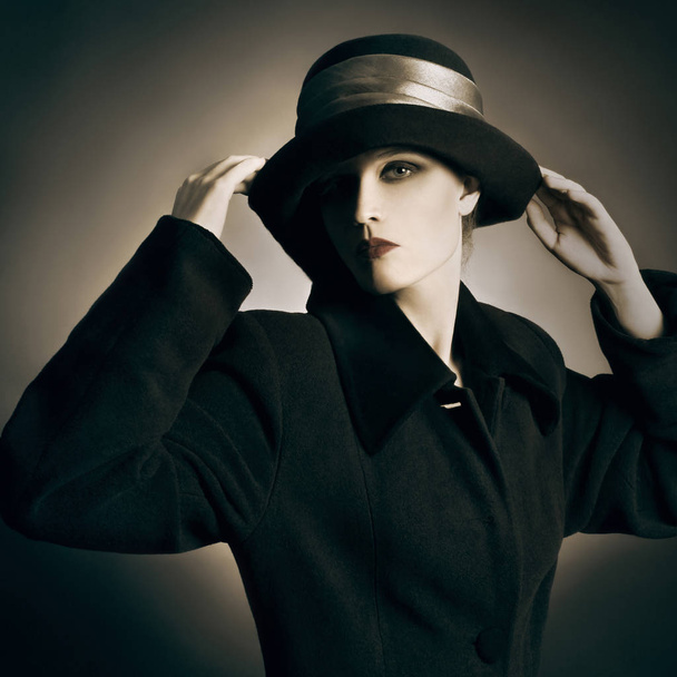 Retro woman in vintage hat and coat - Fotoğraf, Görsel