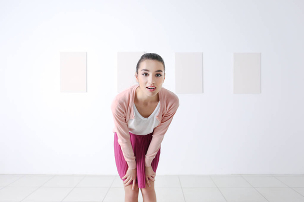 Young woman at art gallery - Photo, Image