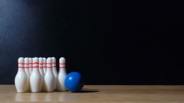 Super slow motion záběry s padající kuželky s bowlingovou kouli - Záběry, video