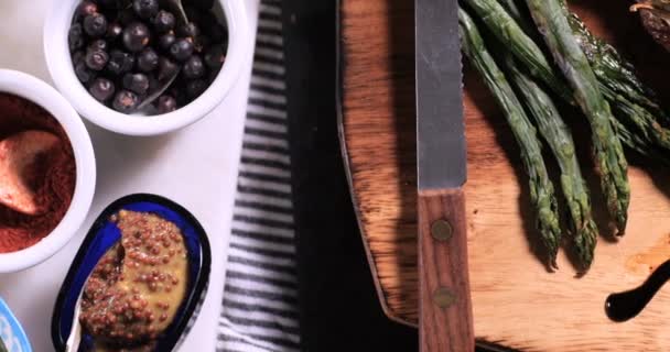 Вкусный стейк из филе со спаржей, картофелем и жареными помидорами
 - Кадры, видео