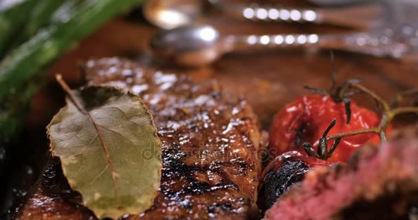 Egy finom bélszín steak, spárga, burgonyával és sült paradicsommal - Felvétel, videó