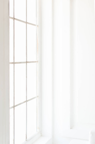 Lumière minimaliste intérieur laconique avec murs blancs, grande fenêtre
 - Photo, image