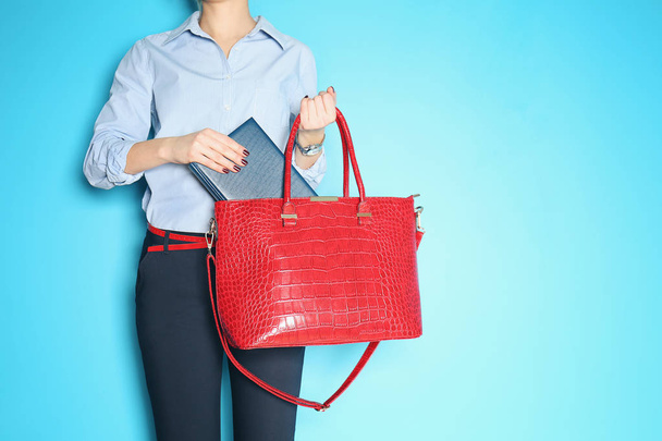 woman holding red handbag  - Foto, Imagen